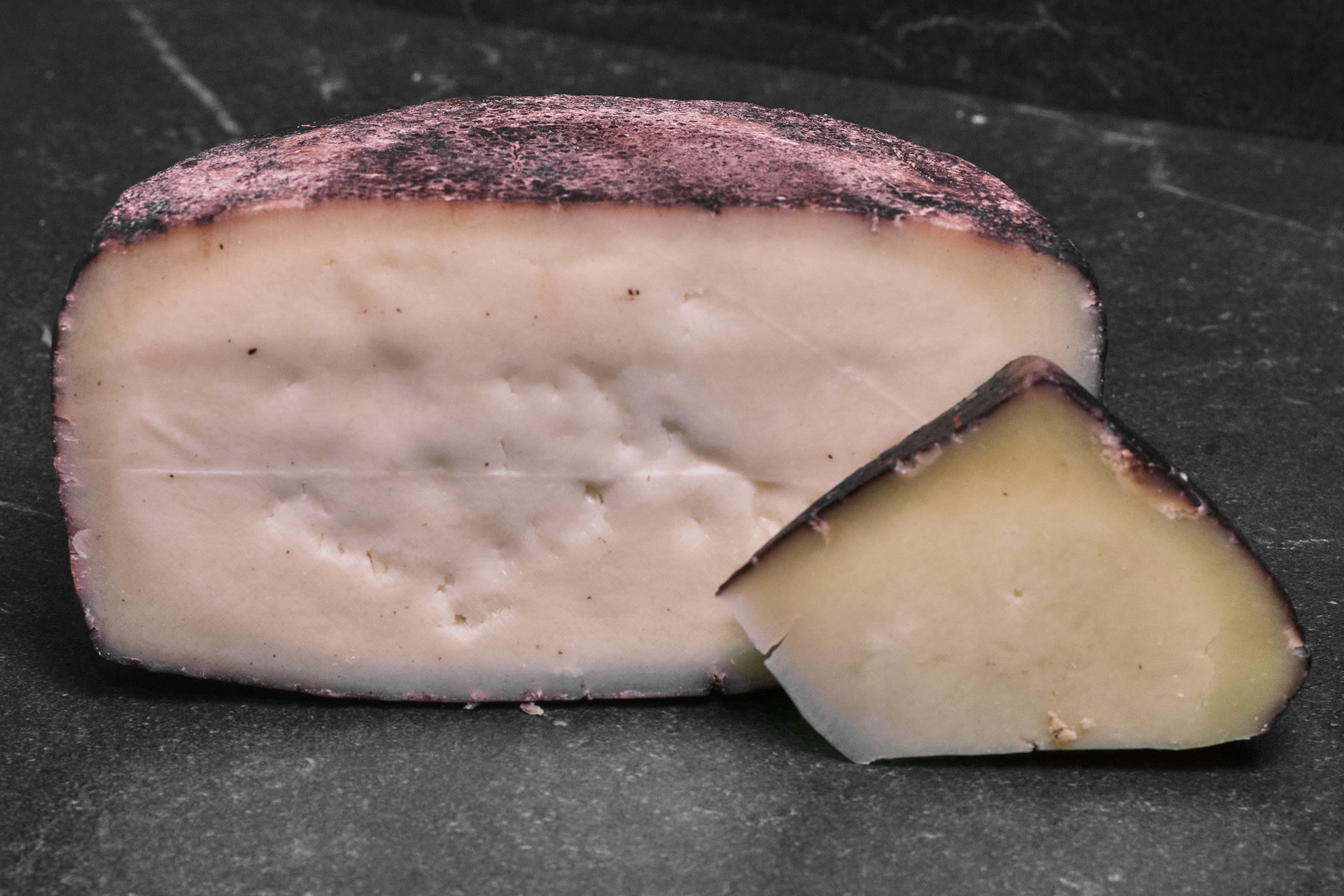 Formaggio Semistagionato Al Vino Rosso