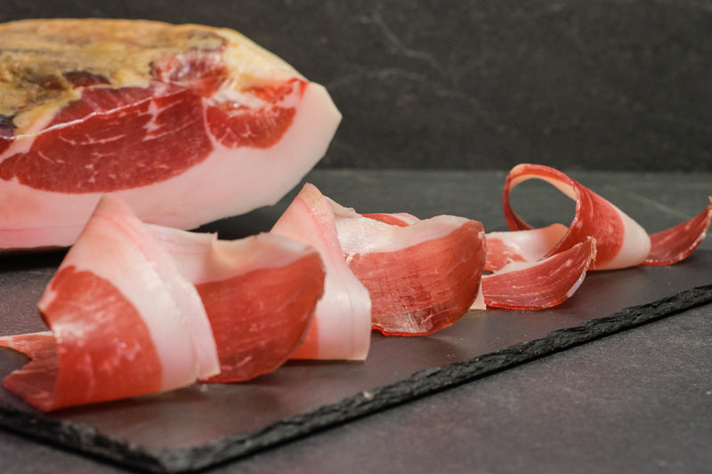 Prosciutto Crudo di suino di razza cinta senese Affettato