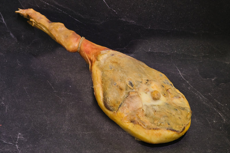 Prosciutto Intero di suino di razza cinta senese